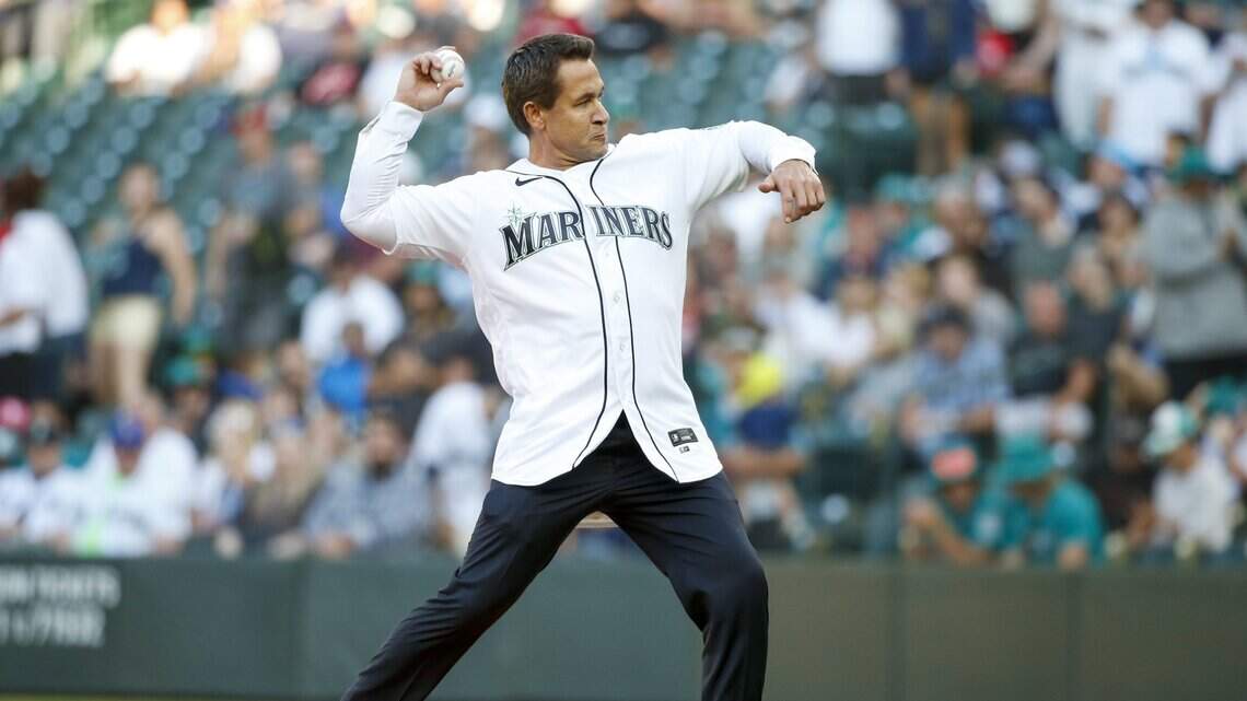Texas Rangers hire former Silver Slugger recipient Bret Boone as hitting coach
