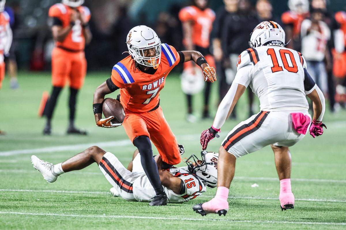 Arlington Bowie’s Maxwell Nichols (7) can’t break away from Haltom cornerback Keyan Parks (15) as linebacker Yurem Ortiz (10) comes in to assist on Thursday, Oct. 23, 2025, at Choctaw Stadium in Arlington.