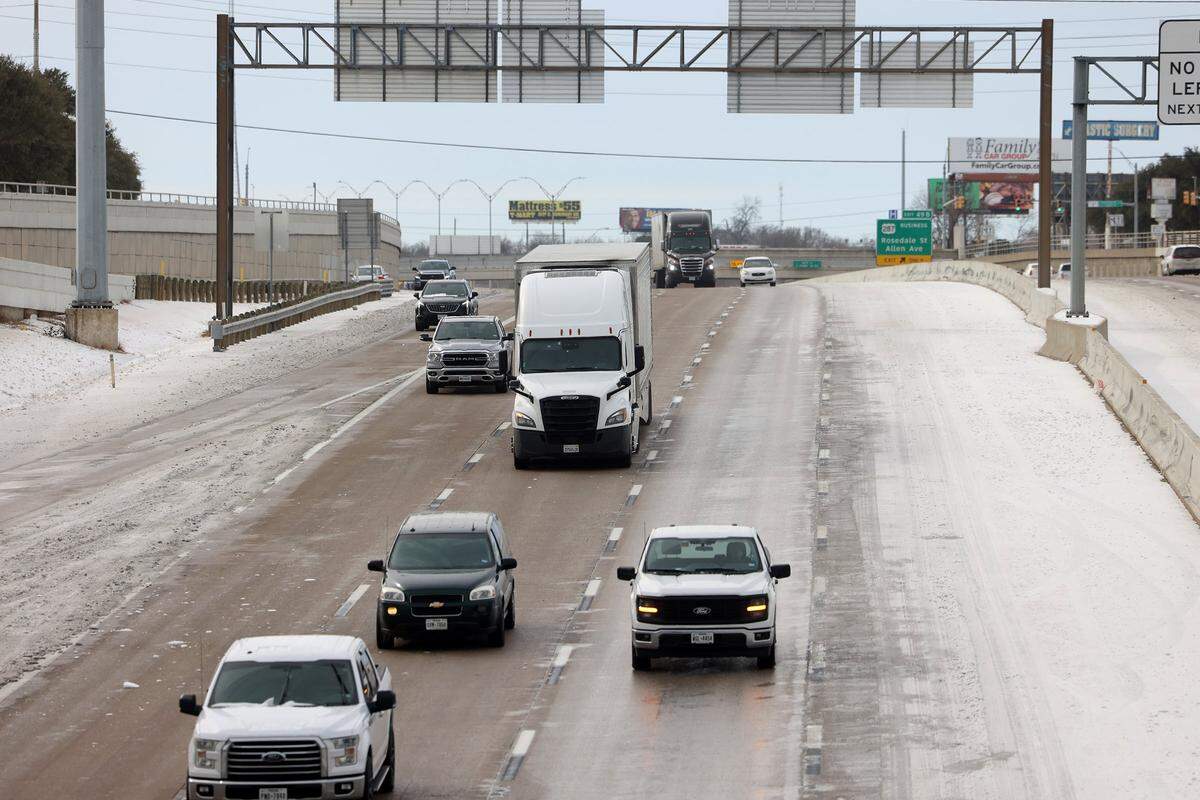 Traffic flows I-35W near downtown Fort Worth on Tuesday, Jan. 27, 2026. TxDOT spokesperson Val Lopez said Tuesday morning that crews are still working around the clock to keep conditions as safe as possible on the roads.