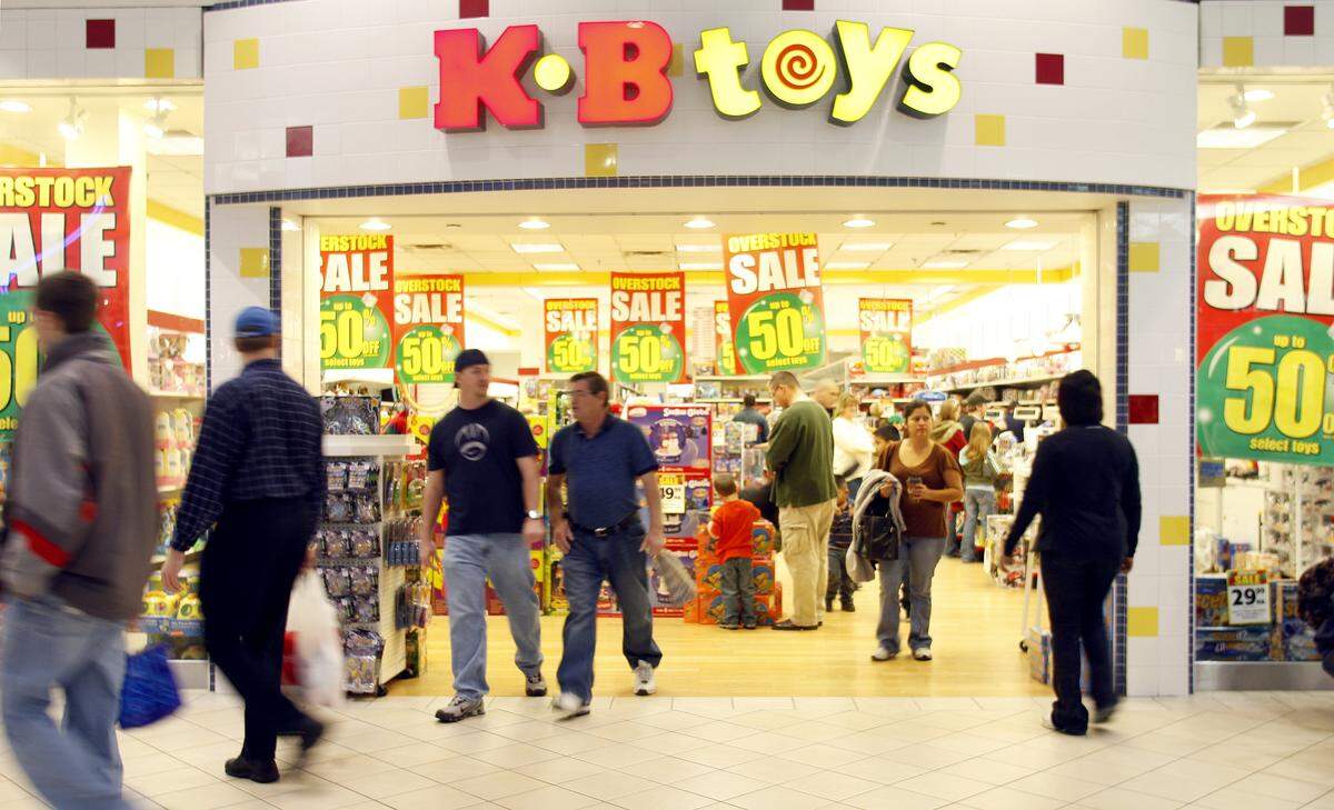 Dec. 24, 2007: Last-minute shoppers at Ridgmar Mall in Fort Worth look for deals on Christmas Eve.