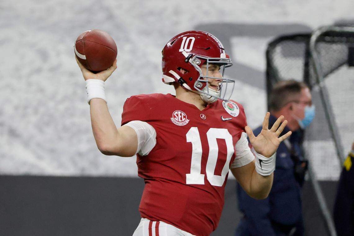 Alabama quarterback Mac Jones (10) prepares to throw a pass against Florida during the Rose Bowl NCAA college football game in Arlington, Texas, Friday, Jan. 1, 2021. (AP Photo/Michael Ainsworth)