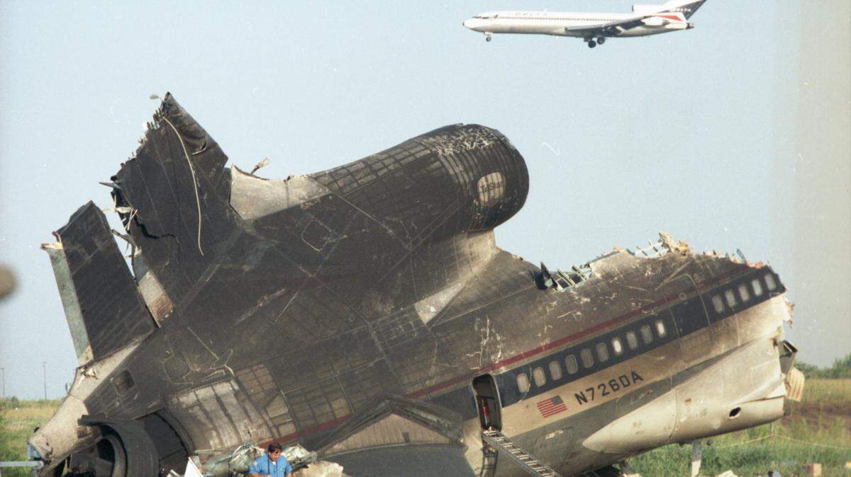 Photos of the Delta 191 crash that occurred at DFW Airport on August 2, 1985. From the Fort Worth Star-Telegram Collection/UT Arlington Libraries Special Collection.