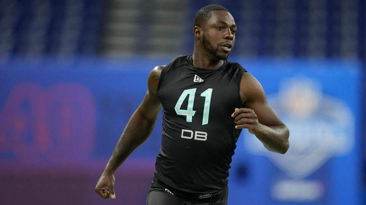Florida A&M defensive back Markquese Bell runs the 40-yard dash at the NFL football scouting combine, Sunday, March 6, 2022, in Indianapolis. (AP Photo/Charlie Neibergall)