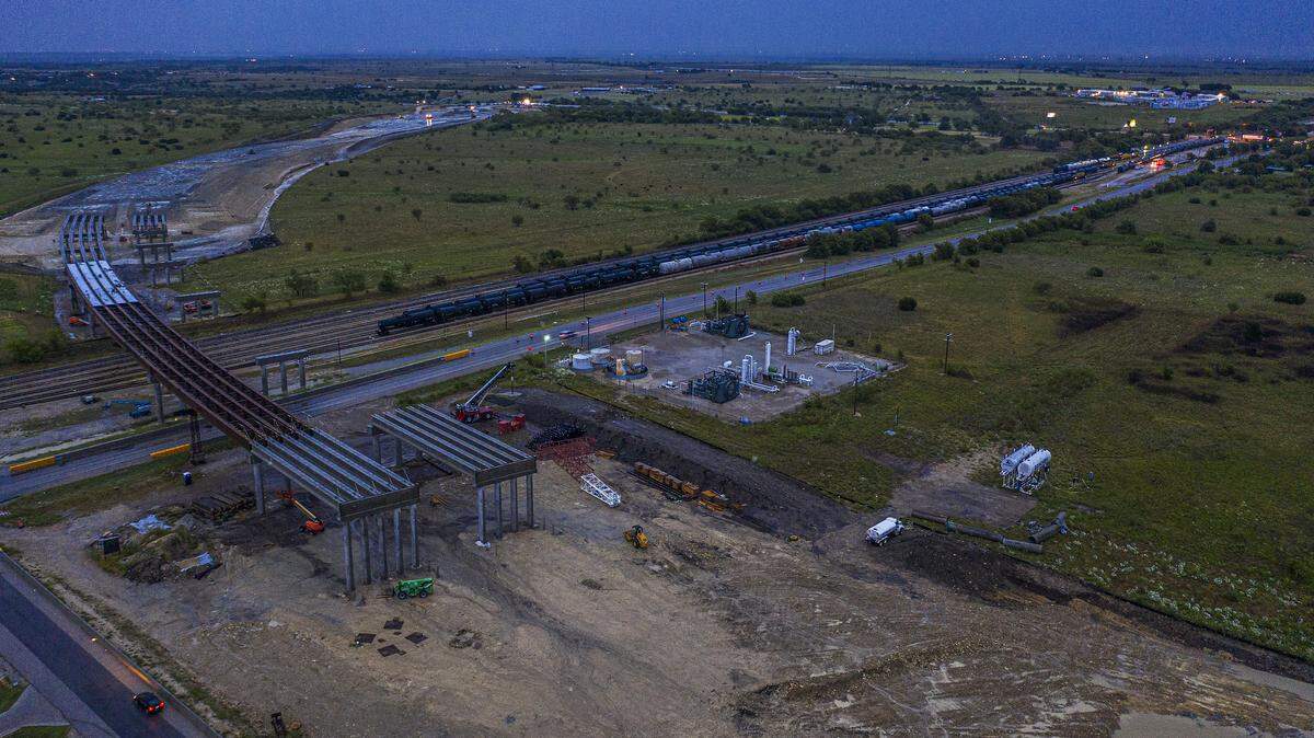 A three-mile stretch of US 377 just west of the city of Cresson will feature a new four-lane highway beginning one mile south of the intersection of US 377 and SH 171 and ending one mile north of the same intersection. The $61 million project is estimated to be completed by Spring 2023.