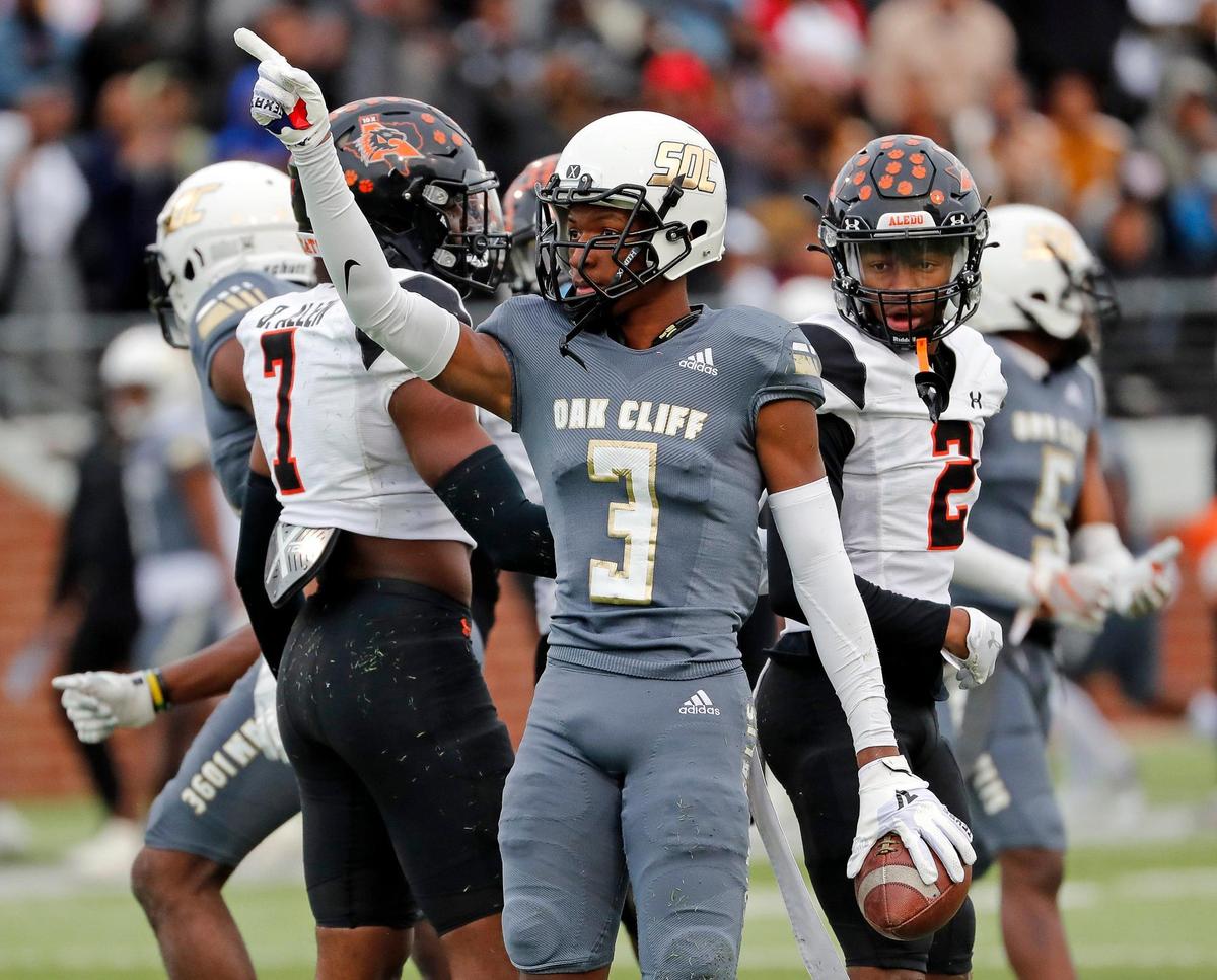 South Oak Cliff wide receiver Kylin Mathis (3) signals first down after he catches a pass on fourth and six during a high school Class 5A Division 2 Regional football game at Newsom Stadium in Mansfield, Texas, Friday Nov. 26, 2021. South Oak Cliff defeatd Aledo 33-28 to move on the the State Quarter Finals. (Special to the Star-Telegram Bob Booth)