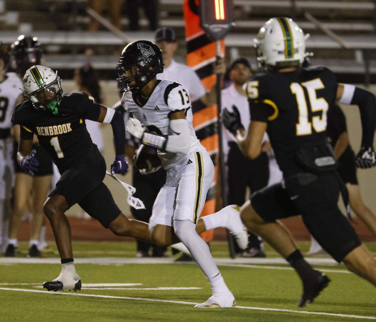 Eagle Mountain wide receiver Kathen Middleton (13) splits the defense of Benbrook defenisve backs Waylin Barton (1) and Seth James (15) during the first half of a UIL football game between Eagle Mountain and Benbrook at Farrington Field in Fort Worth, Texas, Friday, Sept. 26, 2025.