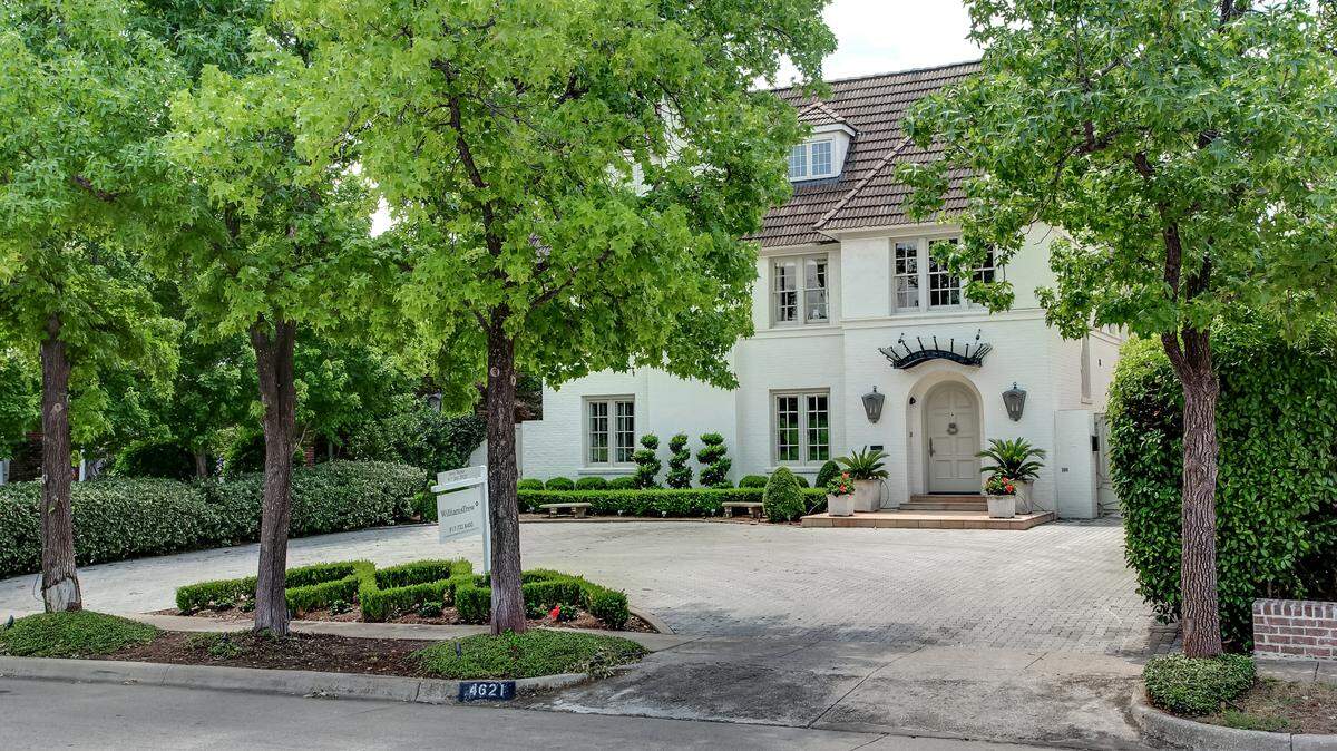 The home at 4621 Crestline Road is known for its unique over-the-door canopy and impressive front circular entry drive. 