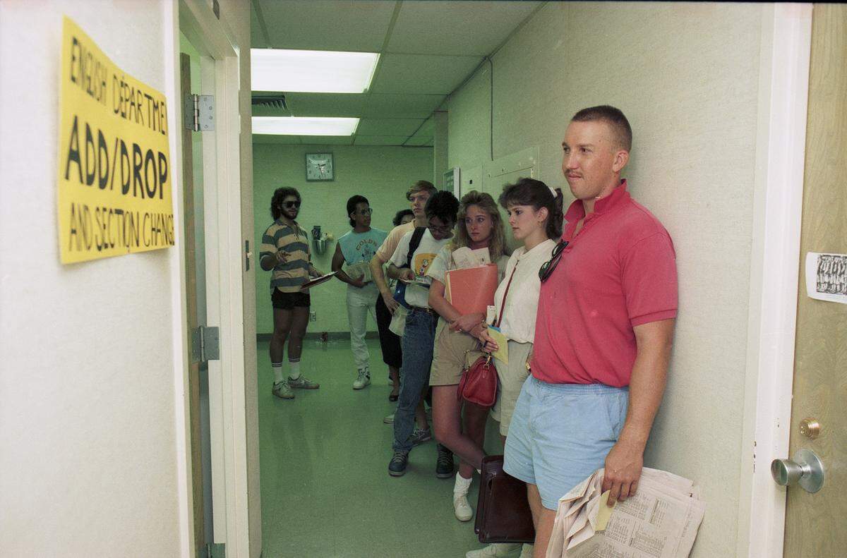Aug. 29, 1989: Tom Nelson, front, in line to change schedules at UTA on the first day of the fall semester.