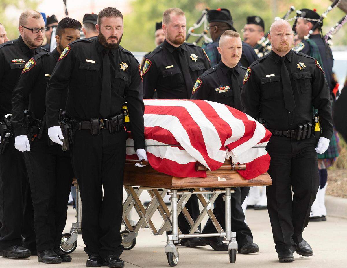 Tarrant County sheriff’s deputies carry the casket of fellow deputy Billy W. Scheets during his funeral on Thursday in Fort Worth. Scheets died while answering a call on Sunday.