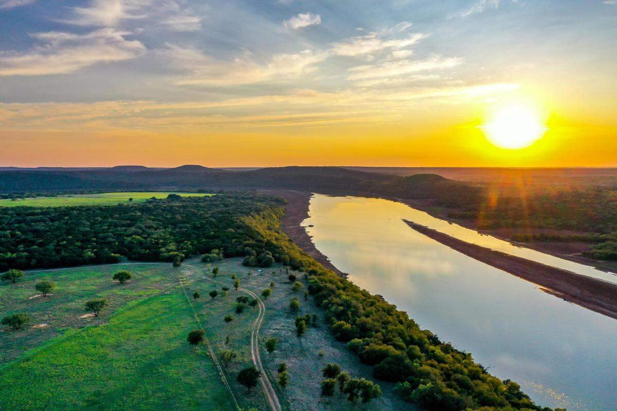 Waco Bend Ranch is located on the Waco Bend of the Brazos River, the last bend before it meets with Rock Creek at the end of Possum Kingdom Lake.&nbsp;