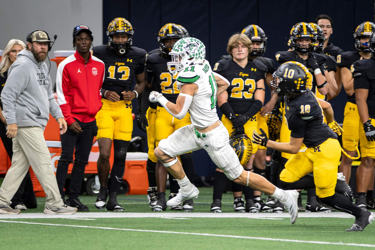 Paradise running back Luke Brown races around right end for a 59-yard touchdown against Malakoff in a Class 3A Division 1 state quarterfinal on Thursday, Dec. 12, 2024 at the Ford Center in Frisco, Texas.