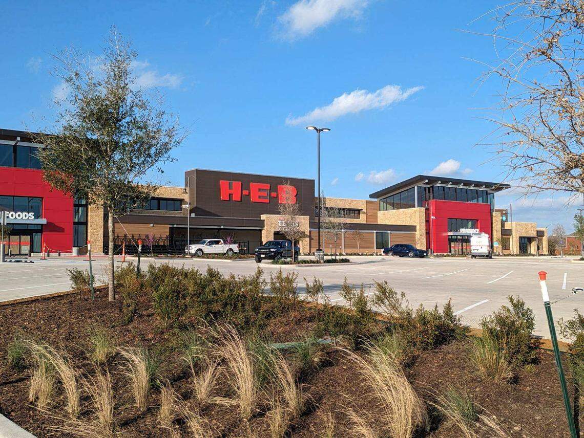 Fort Worth’s first H-E-B in the Alliance District has a set opening date.