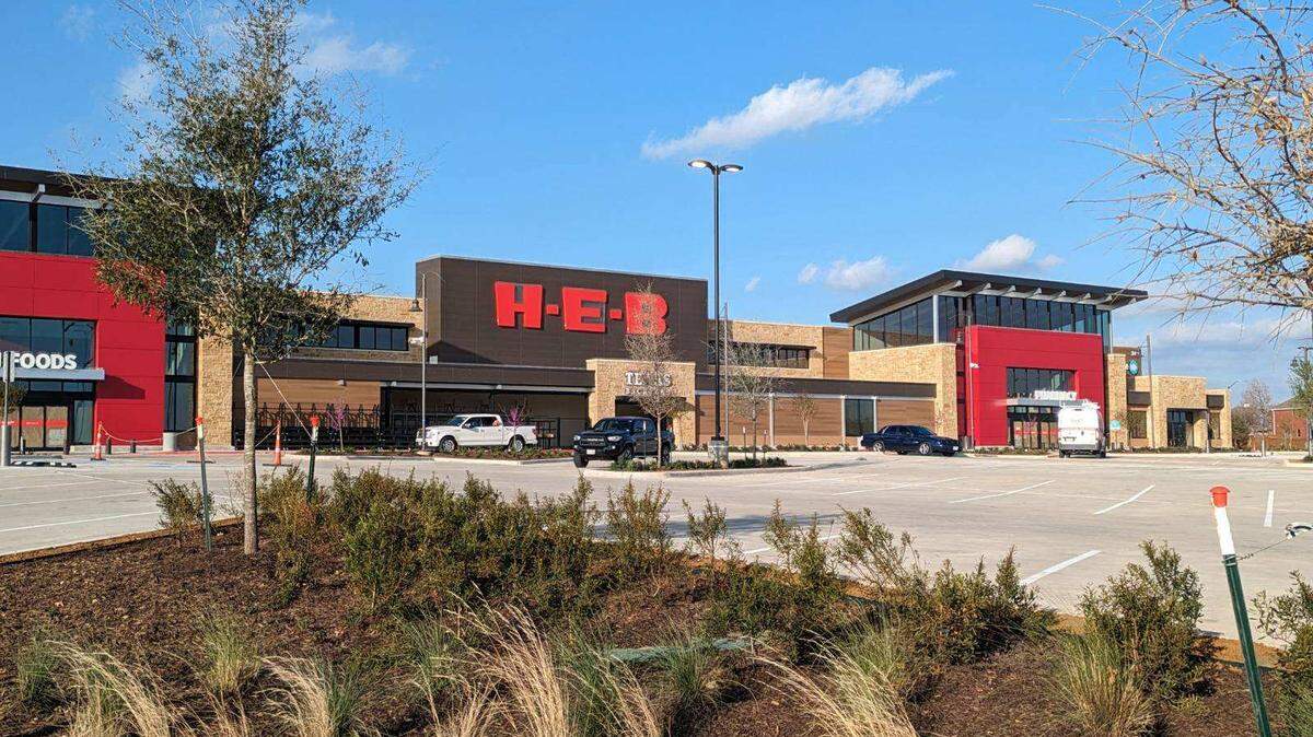 Fort Worth’s first H-E-B in the Alliance District is opening next week.