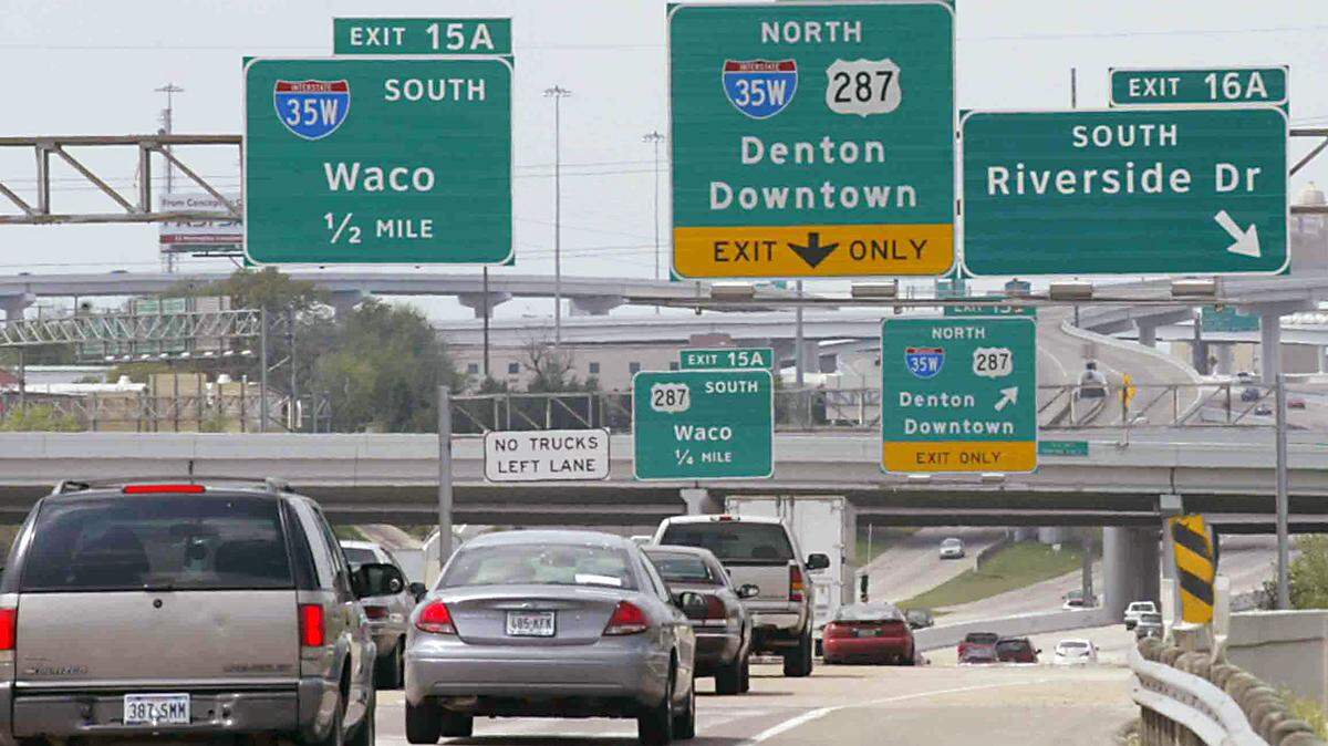 A shot looking west on I-30 approaching downotwn Fort Worth on Monday, March 31, 2008.