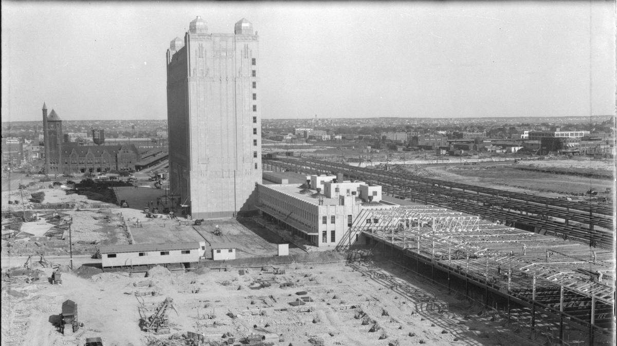 This 1931 photo of the construction site of the United States Post Office in Fort Worth (foreground) shows the smaller Railway Express building next to the larger T&P railroad station.