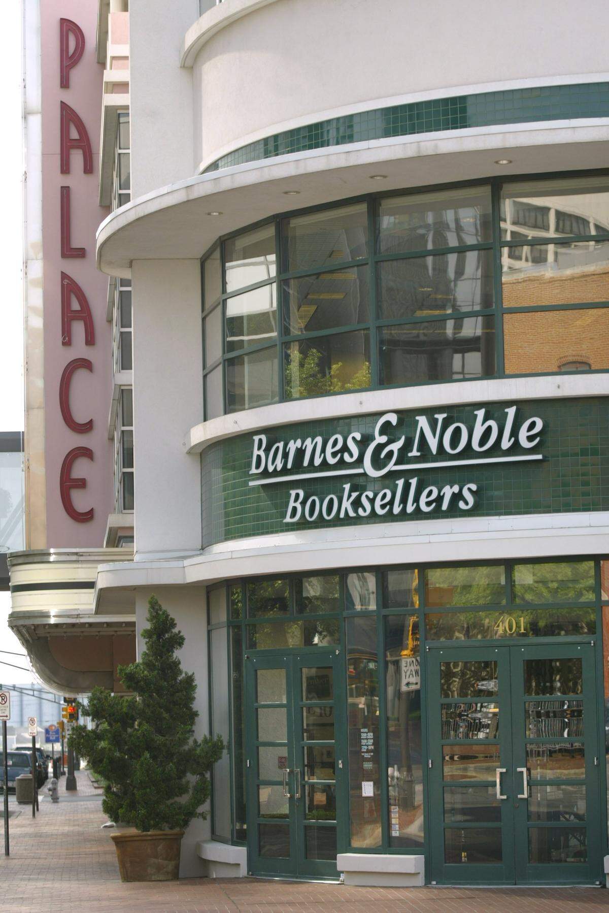 April 28, 2004: Palace Theater and Barnes & Noble Booksellers in downtown Fort Worth.