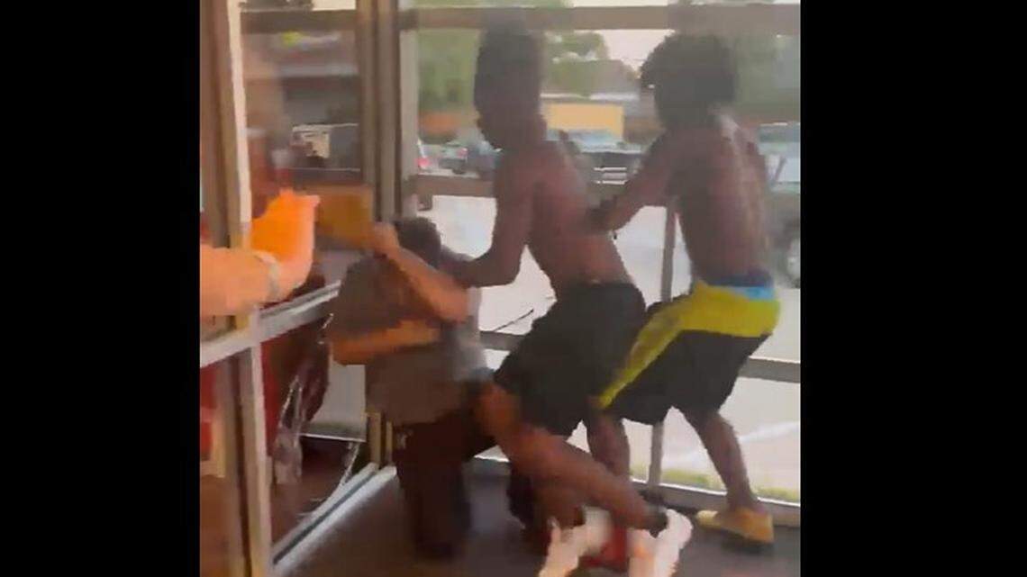 Ve: Una pelea en un Hooters de Texas comienza por un chocolate y termina en lesiones