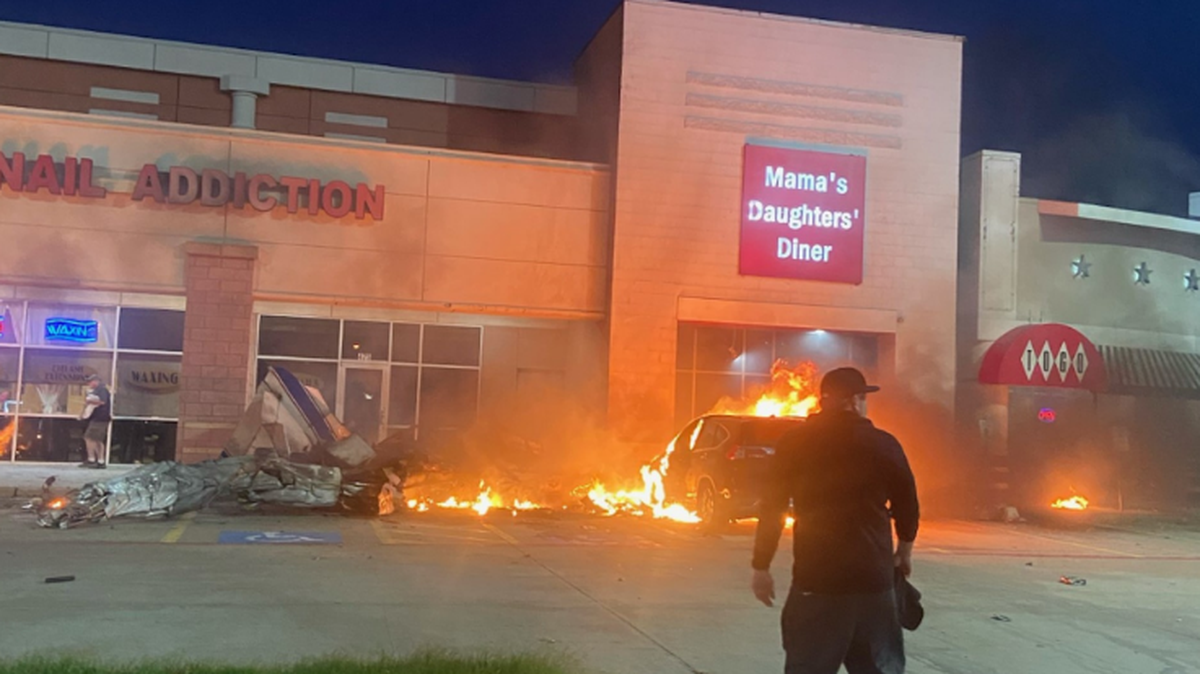 A pilot died in a small plane that crashed outside of Mama’s Daughter’s Diner and a strip mall located at 6509 West Park Boulevard in Plano, TX.