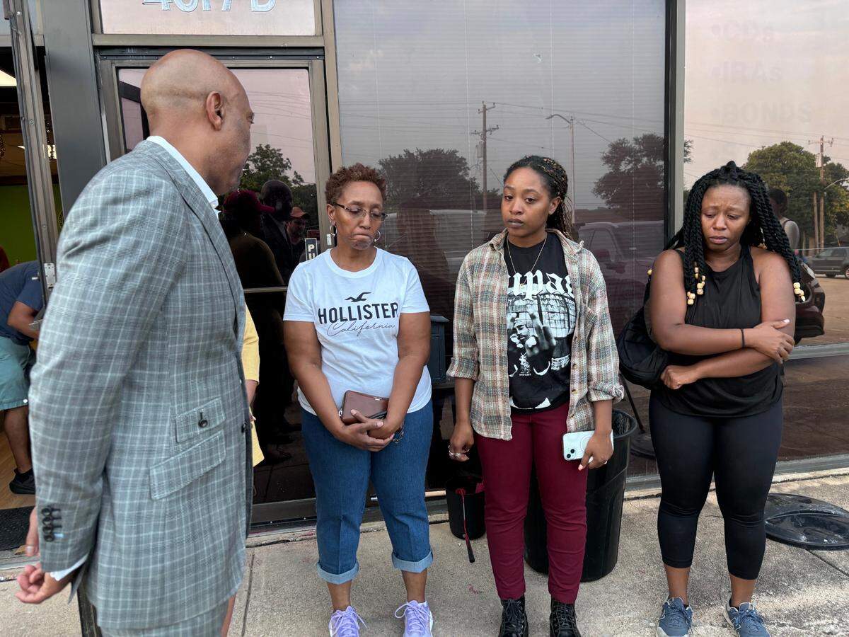 Lawyer Daryl Johnson (left) speaks with Jacualyne Johnson and her daughters Chanell and Janell after a press conference in Fort Worth on Tuesday, May 21, 2024.