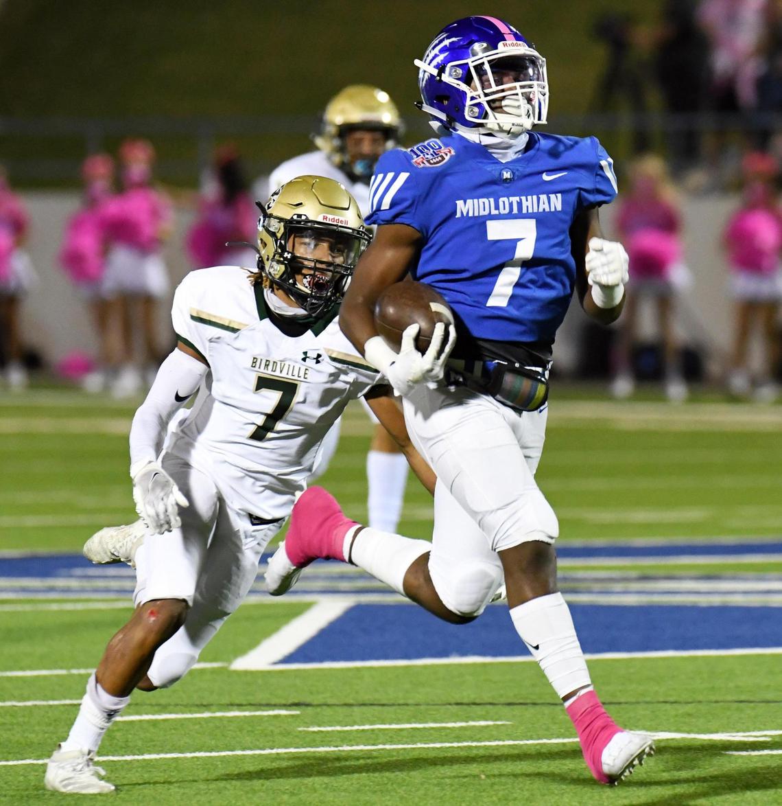 Midlothian’s De’ago Benson, right, out paces Birdville’s Cameron Jones to go 79 yards and a touchdown to take a 20-0 lead in the second quarter of their Division 1 District 4- 5A football game Thursday, October 22, 2020 at the Midlothian Multi-Purpose Stadium in Midlothian, Texas. Special/Bob Haynes