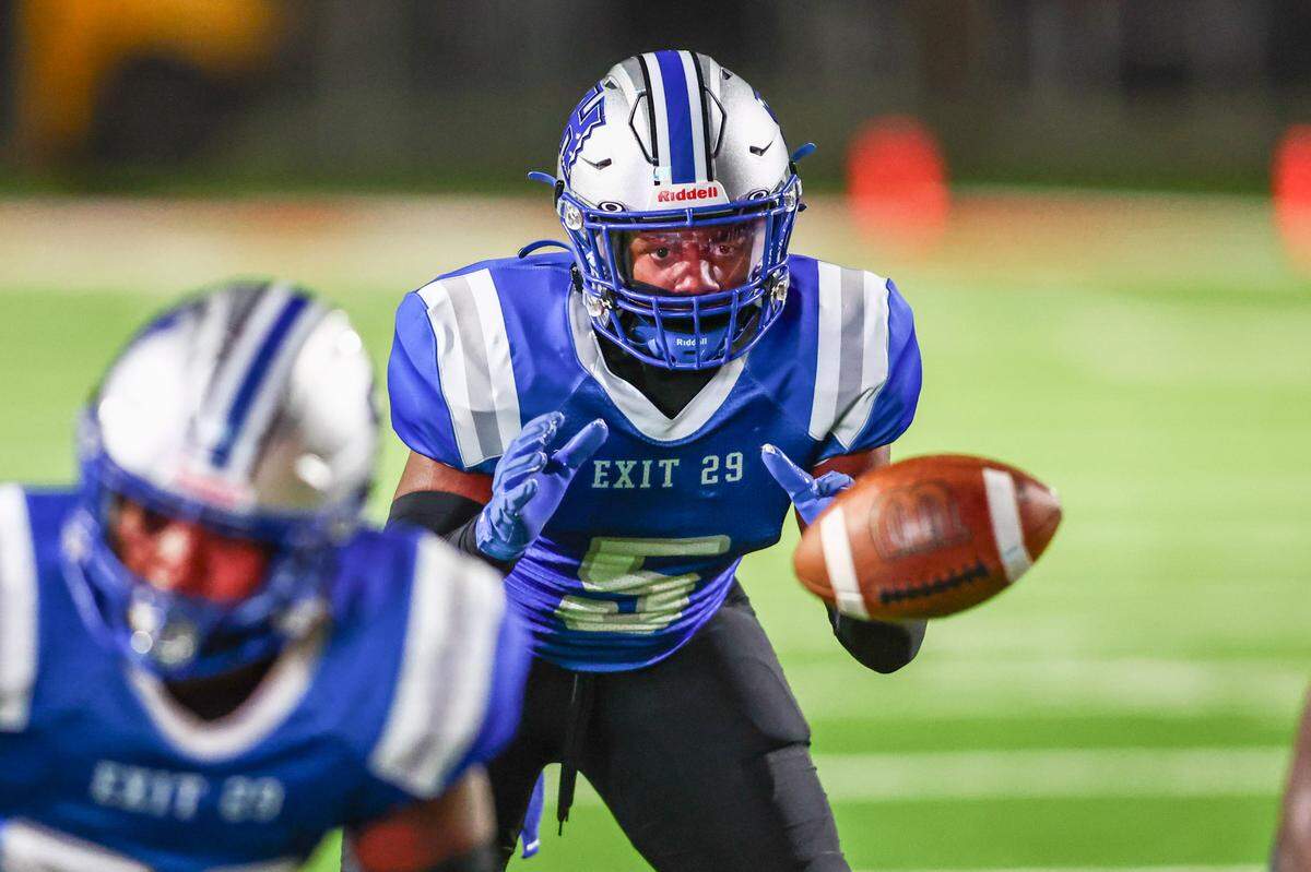 Fort Worth Eastern Hills running back R.J. Medlock-Porter waits for the snap in the Wildcat formation against Fort Worth Southwest on Thursday, Oct. 17, 2024 at Scarborough-Handley Field in Fort Worth, Texas.
