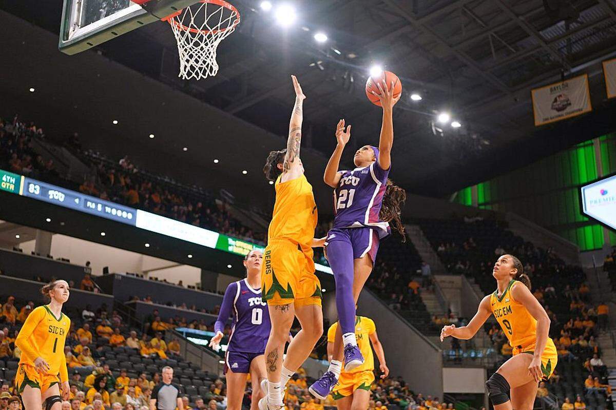 WACO, TEXAS - FEBRUARY 12: Taliyah Parker #21 of the TCU Horned Frogs drives to the basket against Yuting Deng #7 of the Baylor Bears during the second half at Foster Pavilion on February 12, 2026 in Waco, Texas. (Photo by Scott Wachter/Getty Images)