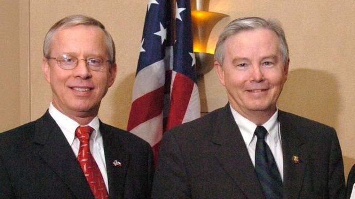 Ron Wright, left, and Rep. Joe Barton at a 2004 Eagle Scout luncheon in Arlington.