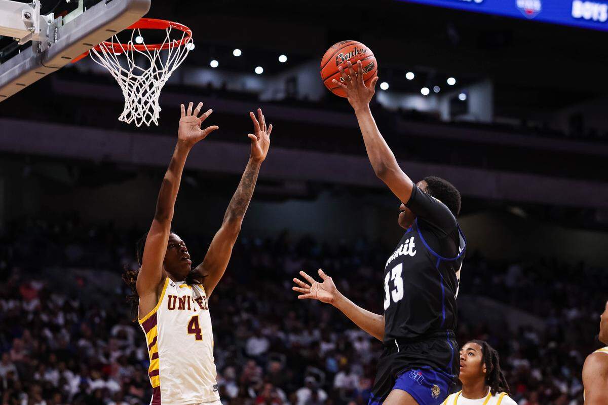 Mansfield Summit guard Javon Ross (33) goes up for a layup over the arms of a Beaumont United defender in the Class 5A Division II state championship at The Alamodome in San Antonio, Texas, March 14, 2026.