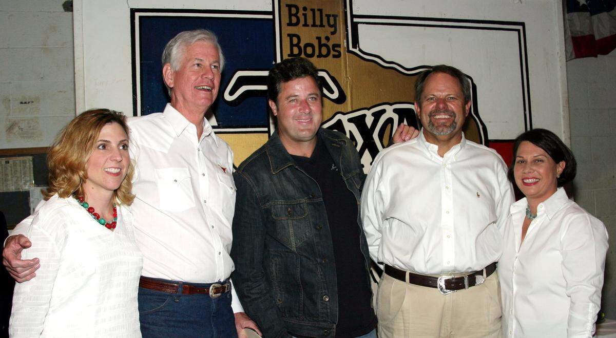 May 18, 2004: Bank of America Colonial “An Evening with Vince Gill” at Billy Bob’s Texas. From left, Pam McQuitty, Dee Finley, Vince Gill, Chuck Scherer, Melissa Kirtley.