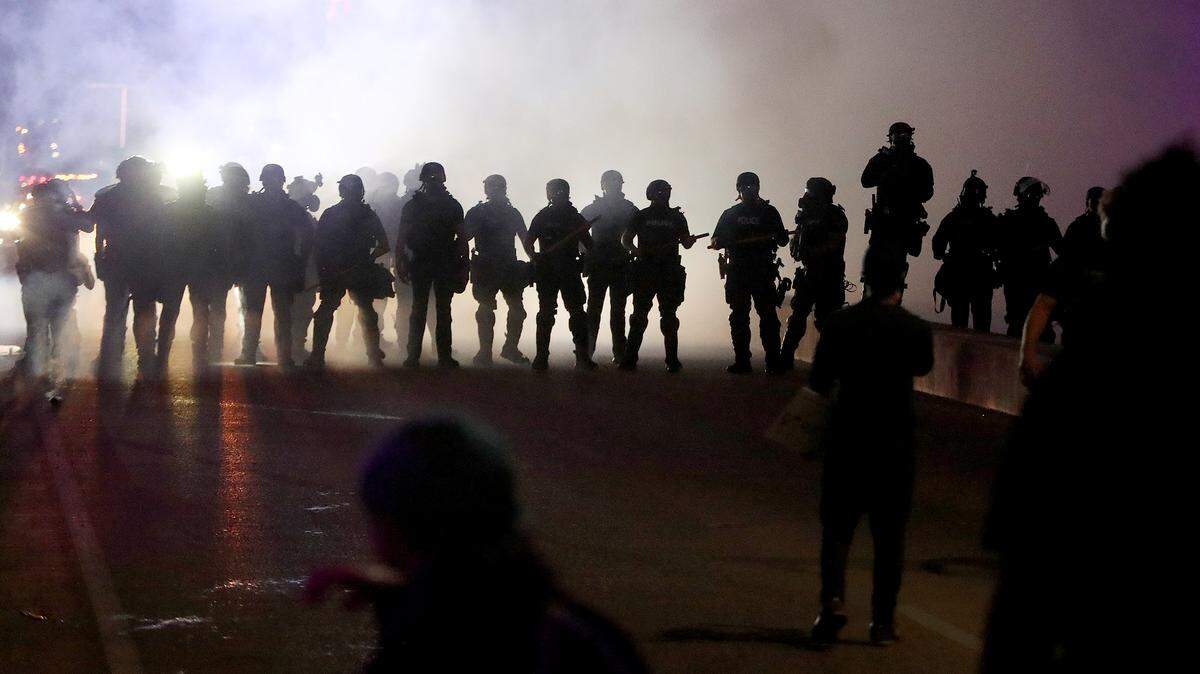 Policías de Fort Worth dispersan a manifestantes el domingo por la noche en el puente de la calle West 7th.