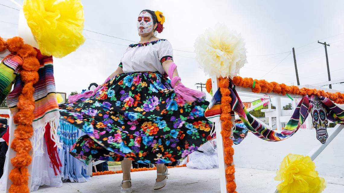 Día De Los Muertos parade brings rich culture, bright colors to north Fort Worth