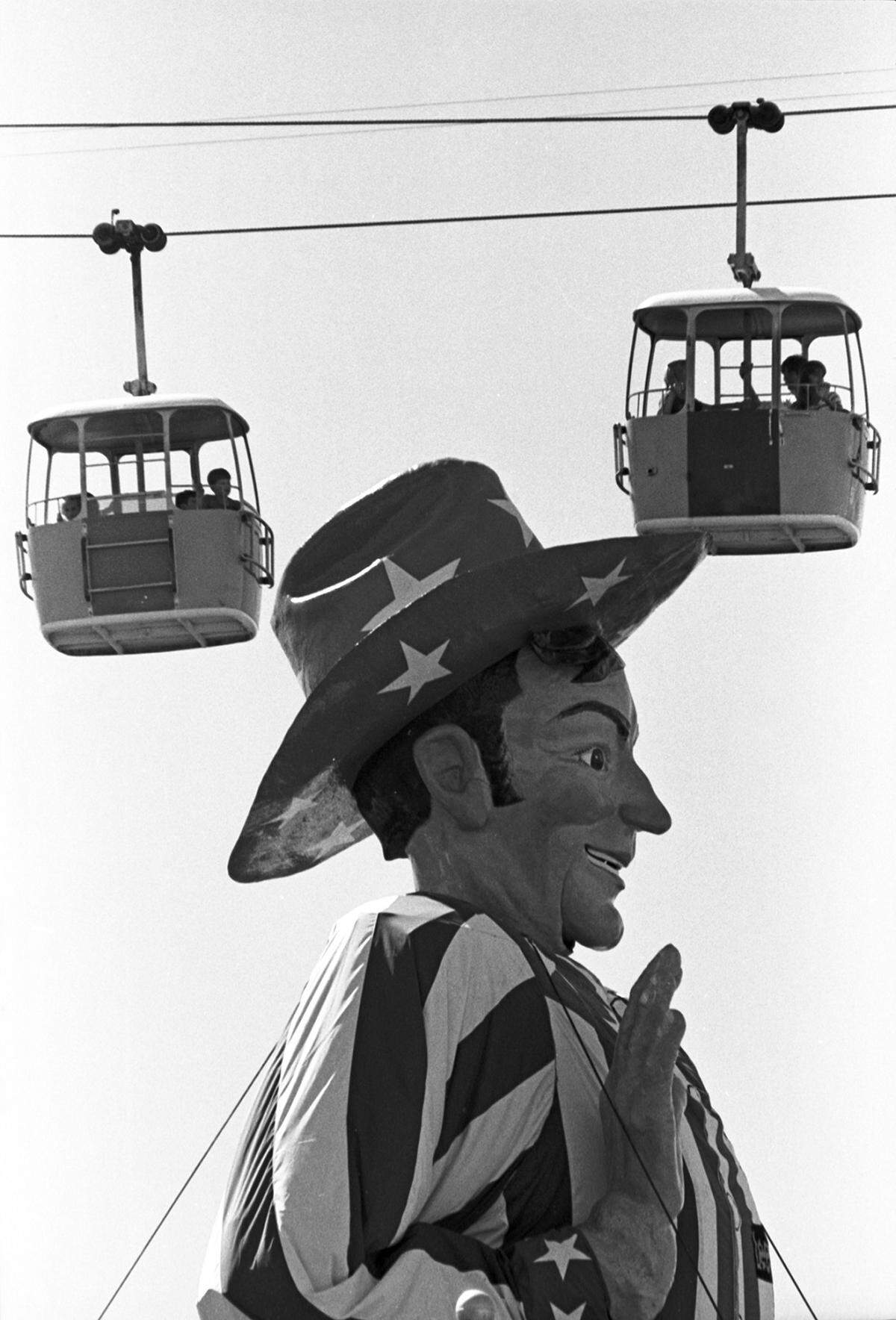Oct. 12, 1976: Riders on the gondolas come eyes-to-eyes with Big Tex, the symbol of the State Fair of Texas.