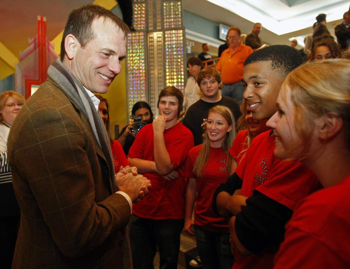 Actor Bill Paxton talks to a group of theater students from Arlington Heights High School including Gabriel Lawson and Brentleigh Gandy at the Lone Star Film Festival on Nov. 7, 2007, at the AMC Palace in downtown Fort Worth.