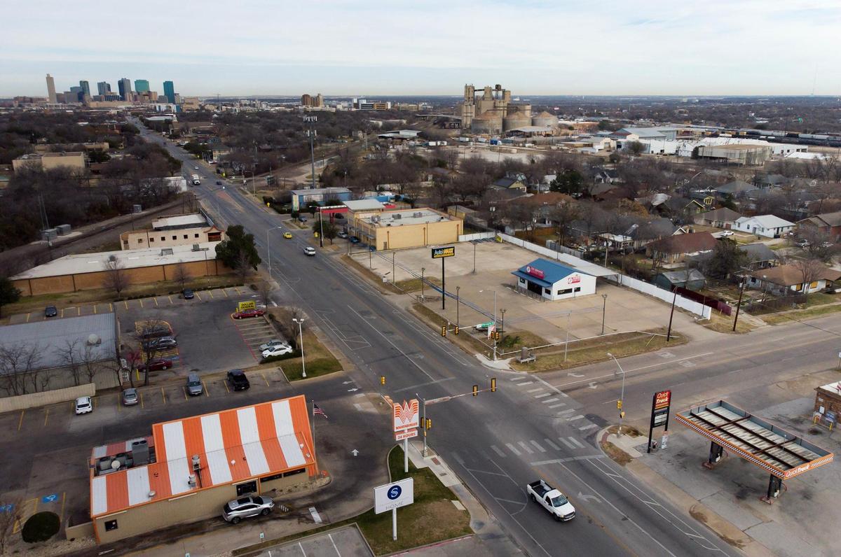 Está previsto construir casas adosadas en la esquina noreste de Hemphill Street y West Morningside Drive en Fort Worth, que actualmente es un antiguo lote de autos usados que funciona como centro de pruebas de COVID-19.
