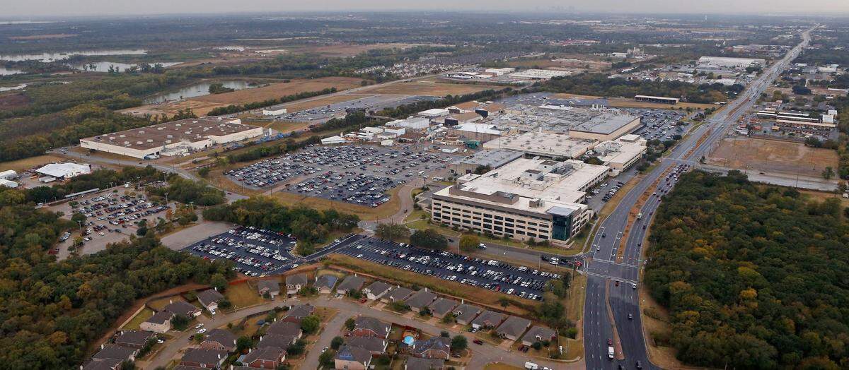 Bell Textron Inc.’s headquarters on Texas 10 in Fort Worth, as seen on Oct. 31, 2017.