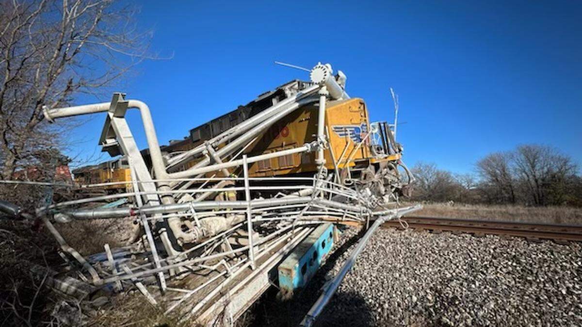 A train in Parker County derailed after hitting an 18-wheeler that was stuck on the tracks Sunday morning.