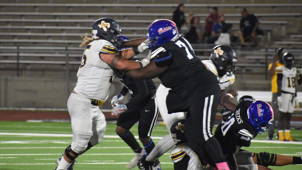 Arlington Heights and Southwest face off during a high school football game at Clark Stadium in Fort Worth, Texas, Friday, October 21, 2022. Arlington Heights won 34-12. (Leslie Gonzales/Special to the Star-Telegram).