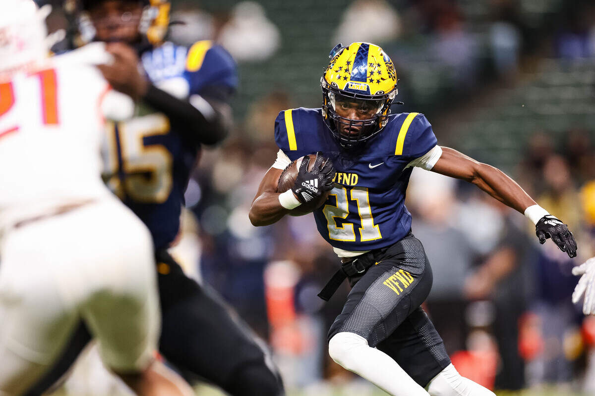 Arlington Lamar running back Caden Hall (21) runs with the ball toward the defense in a district match up against Arlington Bowie at Choctaw Stadium in Arlington, Texas on October 30, 2025.