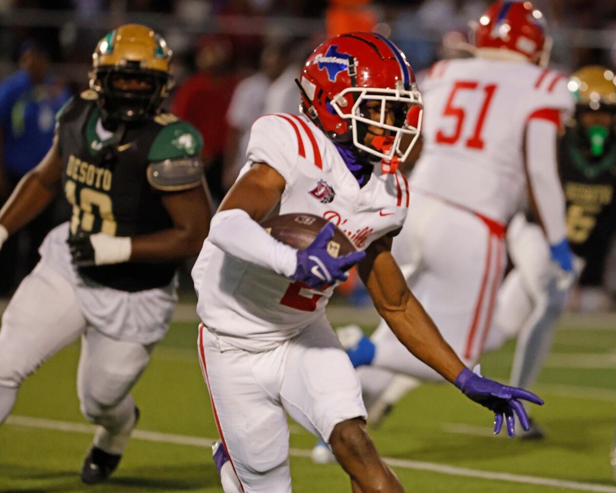 Duncanville wide receiver Ayson Theus (2) runs around the right side during a District 11-6A football game at Eagle Stadium in DeSoto, Texas, Friday, Oct. 11, 2024.