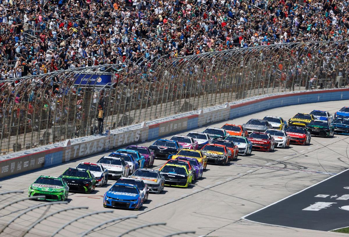 Drivers take the green flag for the start of the Auto Trader Echo Park 400 at Texas Motor Speedway in Fort Worth, Texas, April 14, 2024. Kyle Larson won stage 1. (Special to the Star-Telegram/Bob Booth)