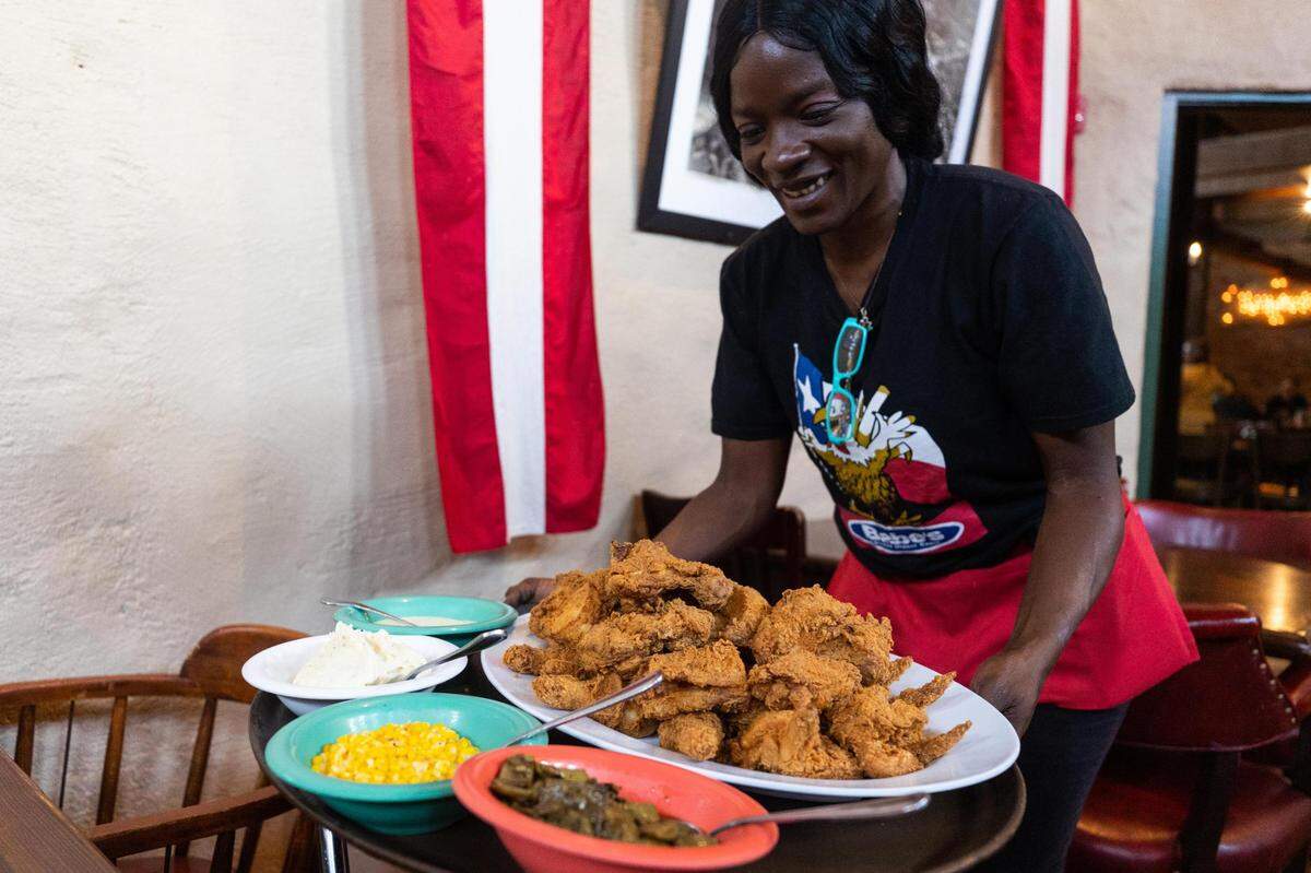 Andrea Whitley serves a chicken platter at Babe’s Chicken in North Richland Hills.