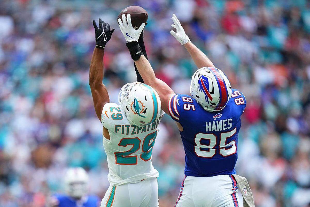 MIAMI GARDENS, FLORIDA - NOVEMBER 09: Minkah Fitzpatrick #29 of the Miami Dolphins breaks up a pass intended for Jackson Hawes #85 of the Buffalo Bills during the first quarter in the game at Hard Rock Stadium on November 09, 2025 in Miami Gardens, Florida. (Photo by Rich Storry/Getty Images)