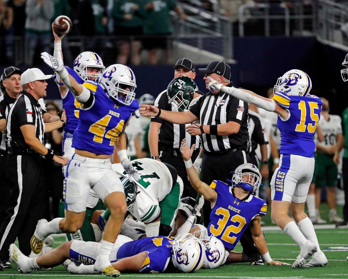 Brock lineman Hyatt Dunaway (55) recovers a Franklin fumble in the second half of a UIL Class 3A D2 state championship football game at AT&T Stadium in Arlington, Texas, Thursday , Dec. 15, 2022. Franklin defeated Brock 17-14 as the clock ran out. (Star-Telegram Bob Booth)