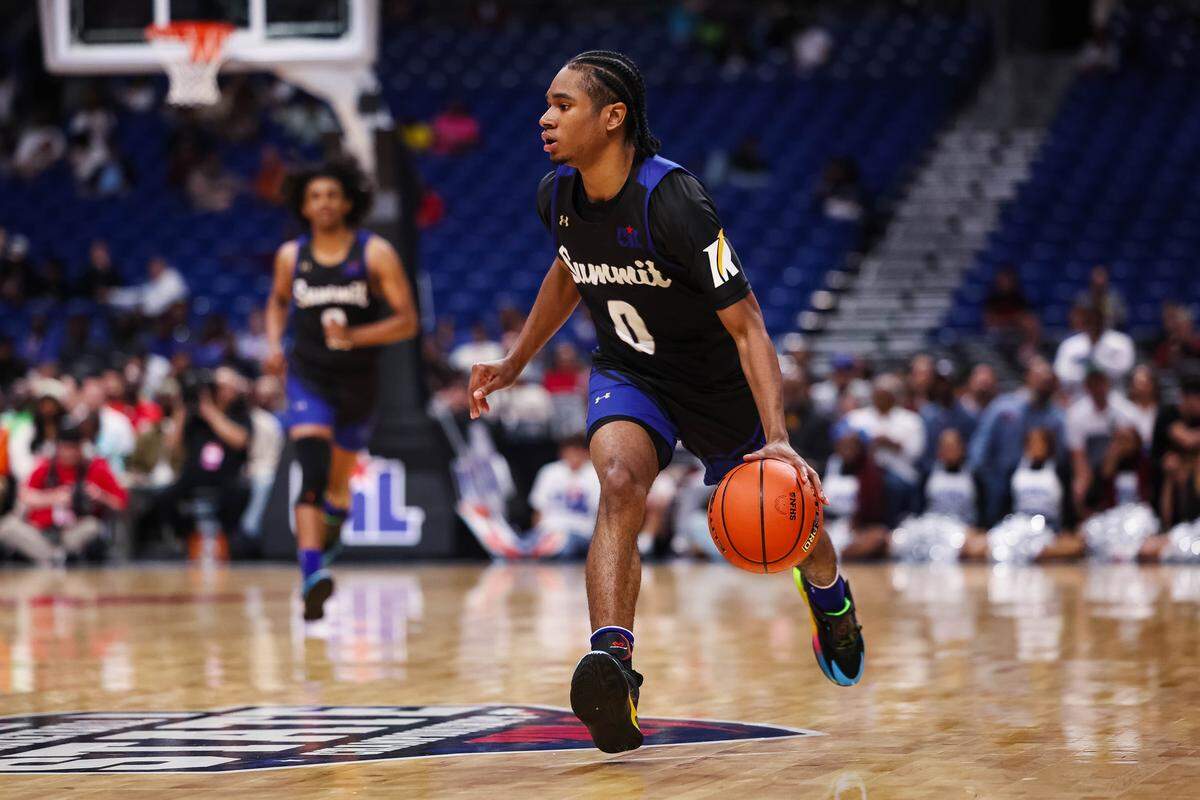 Manfield Summit guard Mason Williams (0) dribbles the ball up the court in the Class 5A Division II state championship against Beaumont United at The Alamodome in San Antonio, Texas, March 14, 2026.