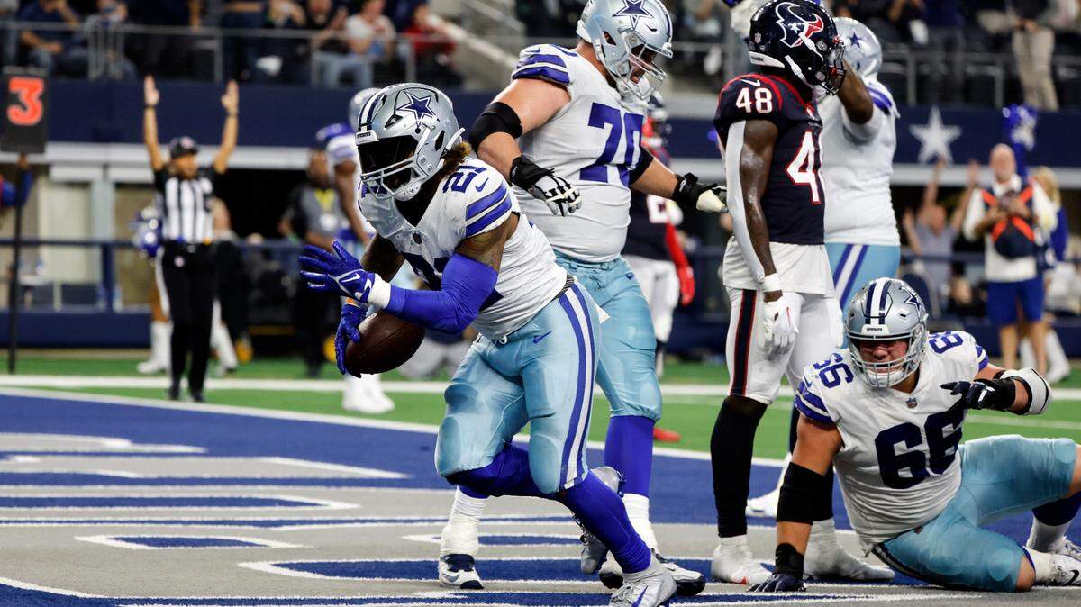 Dallas Cowboys running back Ezekiel Elliott (21) scores the game-winning touchdown against the Houston Texans on Sunday at AT&T Stadium.
