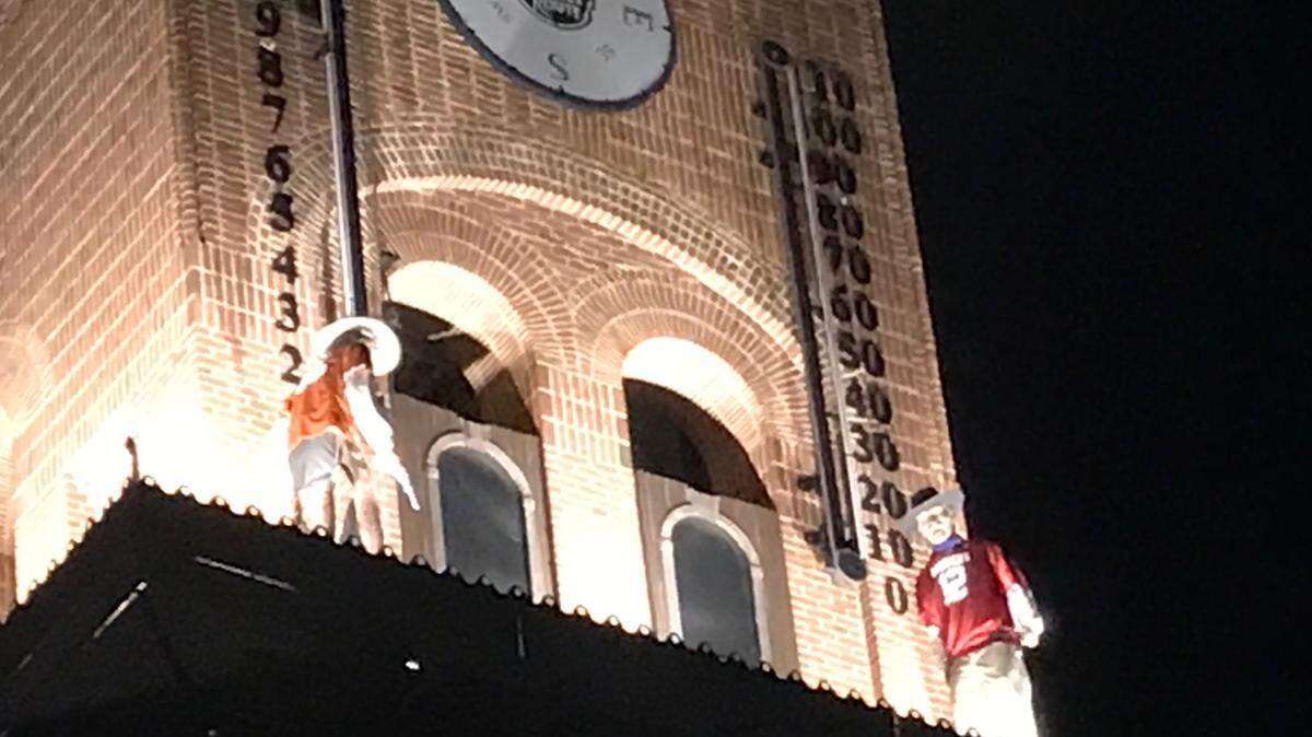 Nat and Willie face off atop the Glockenspiel Tower Clock in Grapevine. The automated “gunfighters” simulate a fight and train robbery every couple hours while entertaining visitors.