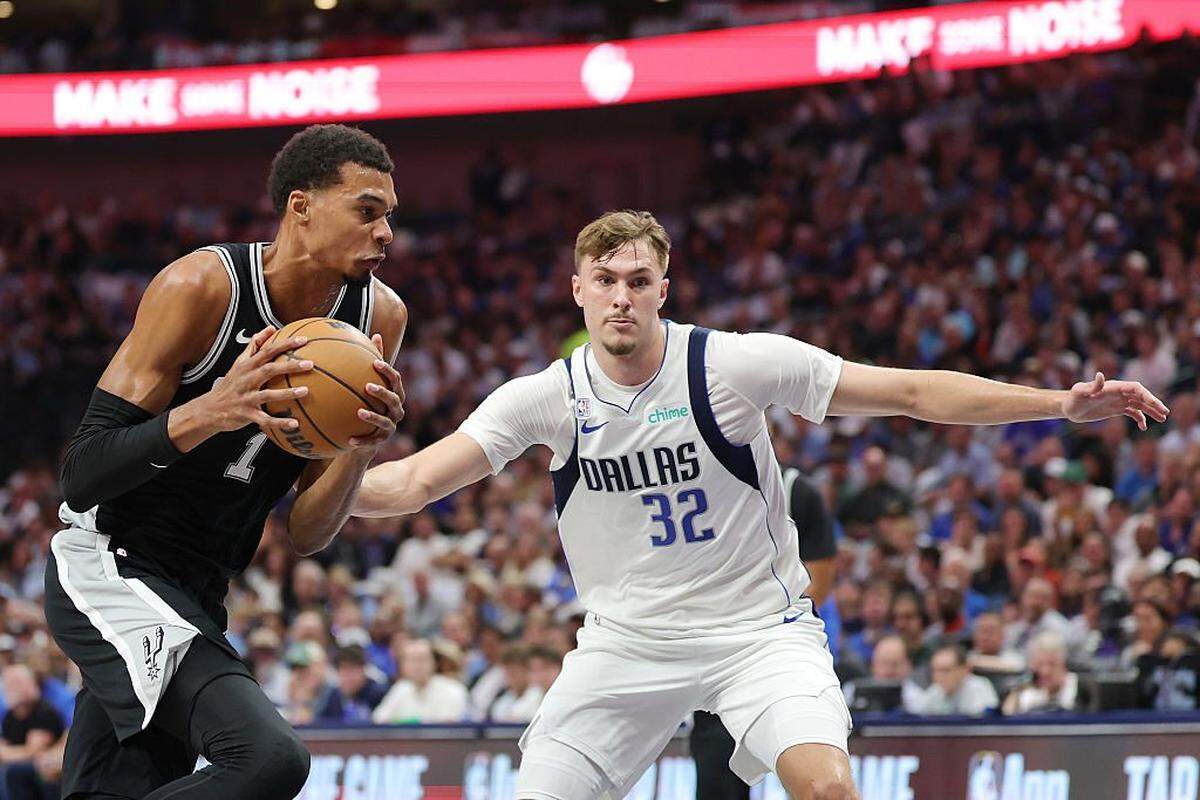 DALLAS, TEXAS - OCTOBER 22: Victor Wembanyama #1 of the San Antonio Spurs drives to the basket against Cooper Flagg #32 of the Dallas Mavericks during a game at American Airlines Center on October 22, 2025 in Dallas, Texas. NOTE TO USER: User expressly acknowledges and agrees that, by downloading and or using this photograph, User is consenting to the terms and conditions of the Getty Images License Agreement. (Photo by Stacy Revere/Getty Images)