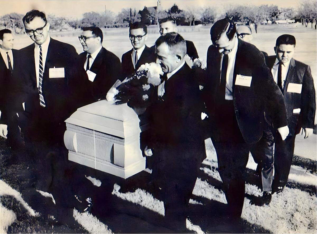 Star-Telegram columnist Jon McConal, right, was among reporters who became Lee Harvey Oswald’s pallbearers Nov. 25, 1963, at police request. The man in front of McConal, the “mystery pallbearer,” has never been identified. Preston McGraw of United Press International is in front of them. On the far side, reporters include Mike Cochran of The Associated Press, second from left, and Jerry Flemmons of the Star-Telegram, partially shown at rear. The identity of the man with glasses behind Cochran is disputed. He was long identified as Star-Telegram reporter Ed Horn, but family members believe it is WBAP/820 AM reporter Bob Dickson.