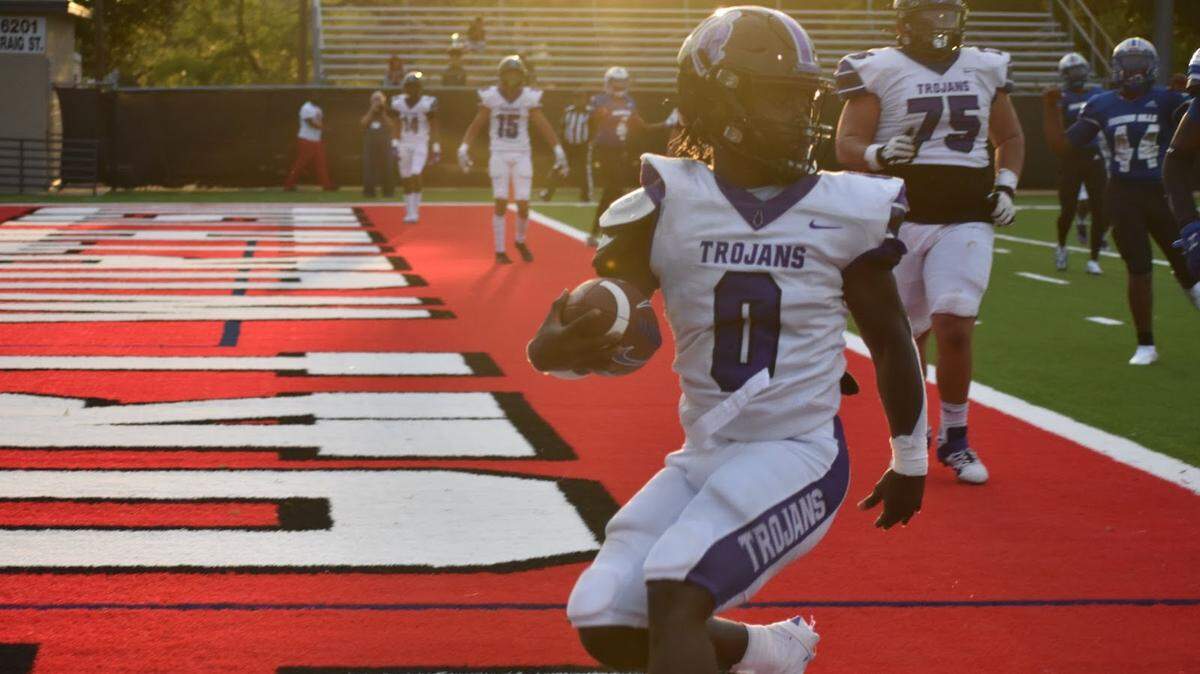 Mekhi Sandolph (0) scoring a touchdown during the Waco University vs. Eastern Hills game at Handley Field in Fort Worth, Texas, Friday, Sept. 2, 2022. Waco University won 67-47. (Dulce Garcia/special to the Star-Telegram)