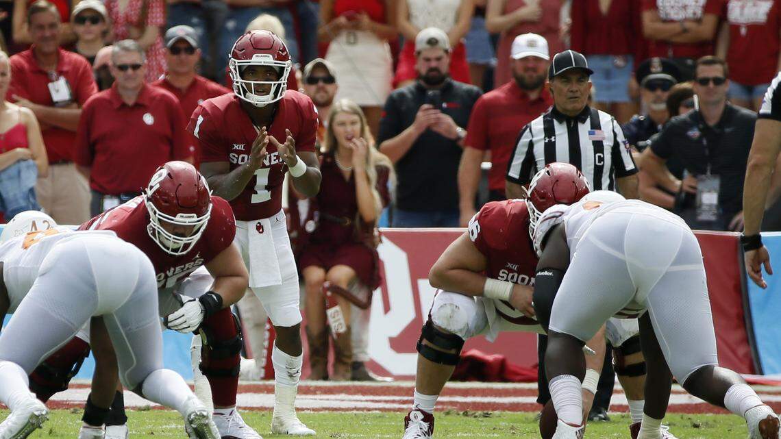 Oklahoma Sooners quarterback Kyler Murray (1) prepares for the snap during the first half of an NCAA college football game against the Texas Longhorns, Saturday, Oct. 6, 2018, in Dallas, Texas.